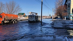 В Бийске спасатели помогают откачивать талые воды с улиц